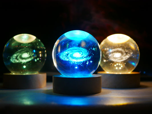 Sphère en verre animée en 3D, motif de l'espace avec socle en bois